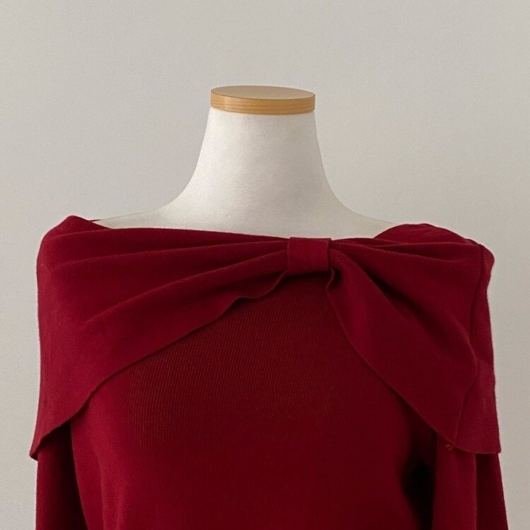 러브시그널 리본 스퀘어 오프숄더 소매 트임 긴팔 니트