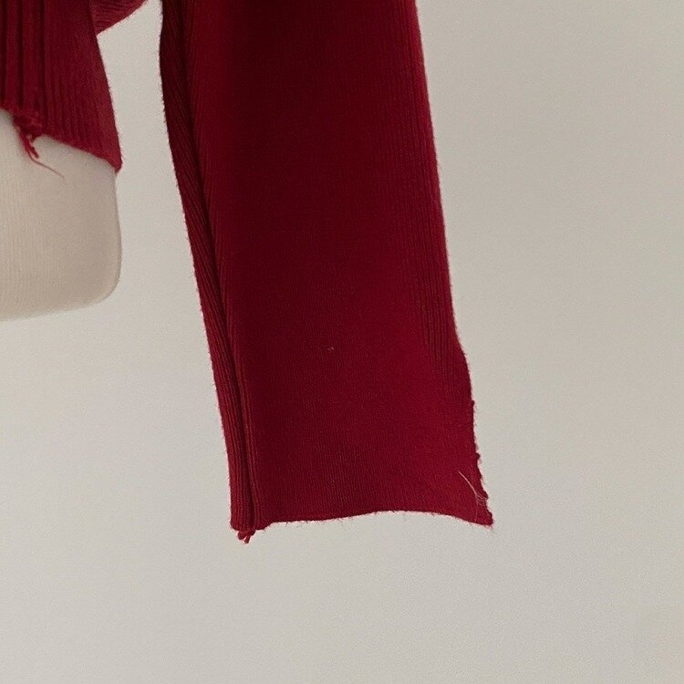 러브시그널 리본 스퀘어 오프숄더 소매 트임 긴팔 니트