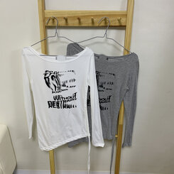 レタリングワンサイドストリングリボン斜め長袖Tシャツ