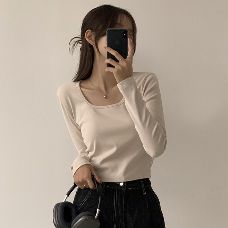 가을 유넥 간절기 긴팔 티셔츠 세미 크롭 슬림핏 니트 긴팔티 베이지