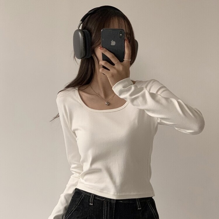 가을 유넥 간절기 긴팔 티셔츠 세미 크롭 슬림핏 니트 긴팔티 아이보리