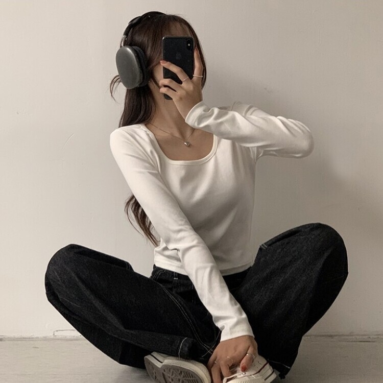 가을 유넥 간절기 긴팔 티셔츠 세미 크롭 슬림핏 니트 긴팔티 아이보리