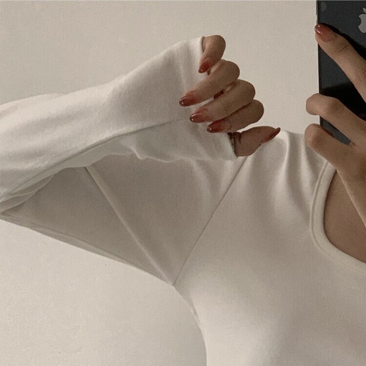 가을 유넥 간절기 긴팔 티셔츠 세미 크롭 슬림핏 니트 긴팔티 아이보리