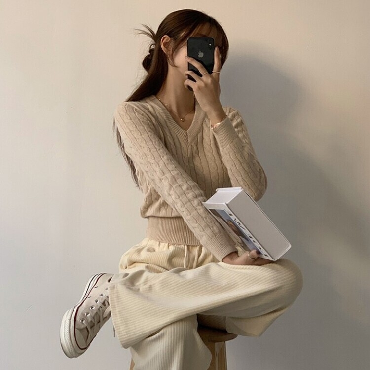 겨울 브이넥 꽈배기 허리잘록 숏 긴팔 니트 베이지