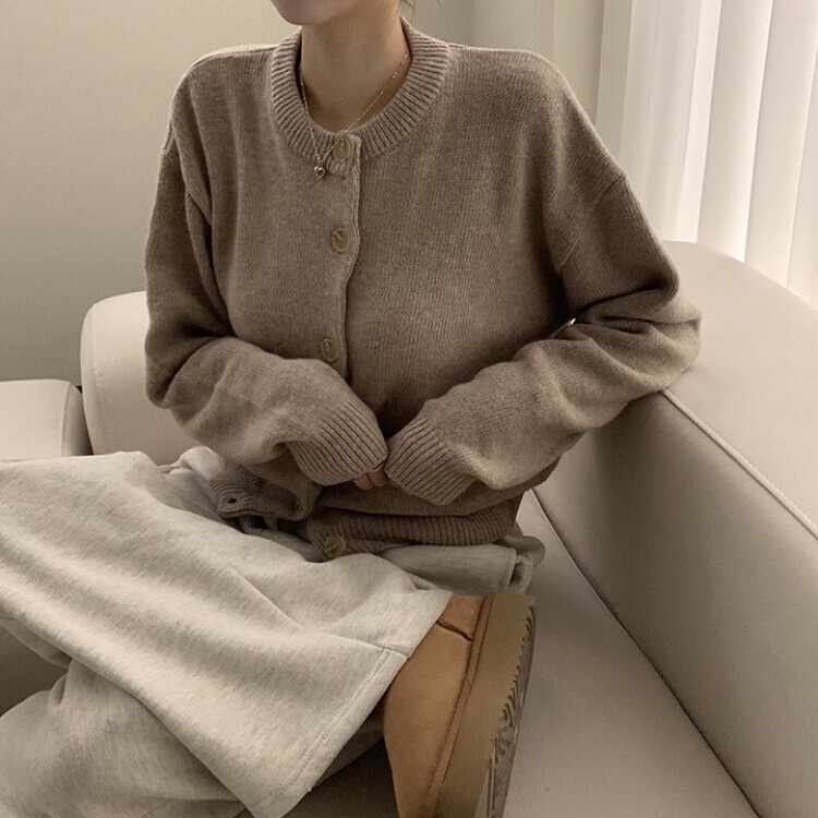 폭닥함의 정석 아방핏 겨울 라운드 단추 긴팔 오버핏 니트 가디건 베이지