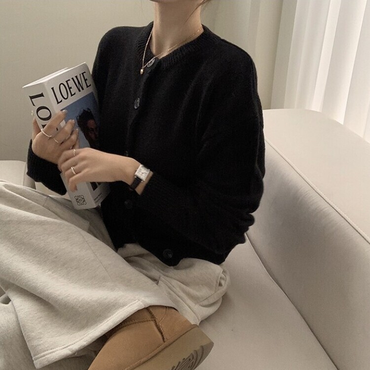 폭닥함의 정석 아방핏 겨울 라운드 단추 긴팔 오버핏 니트 가디건 블랙