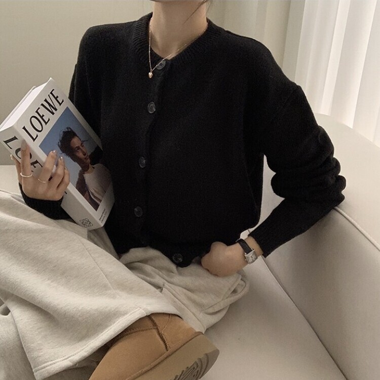 폭닥함의 정석 아방핏 겨울 라운드 단추 긴팔 오버핏 니트 가디건 블랙