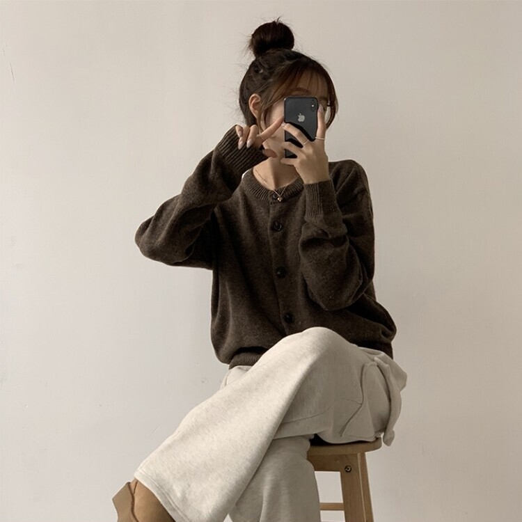 폭닥함의 정석 아방핏 겨울 라운드 단추 긴팔 오버핏 니트 가디건 브라운