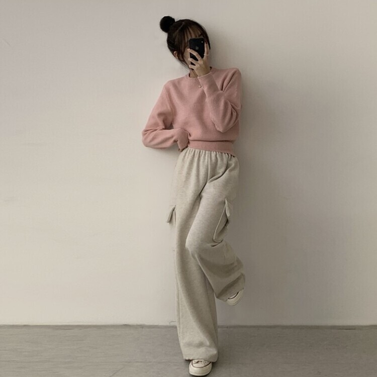 러블리한 무드의 정석 파스텔 라운드 긴팔 세미 크롭 베이직 데일리 무지 봄옷 아방핏 니트 연핑크