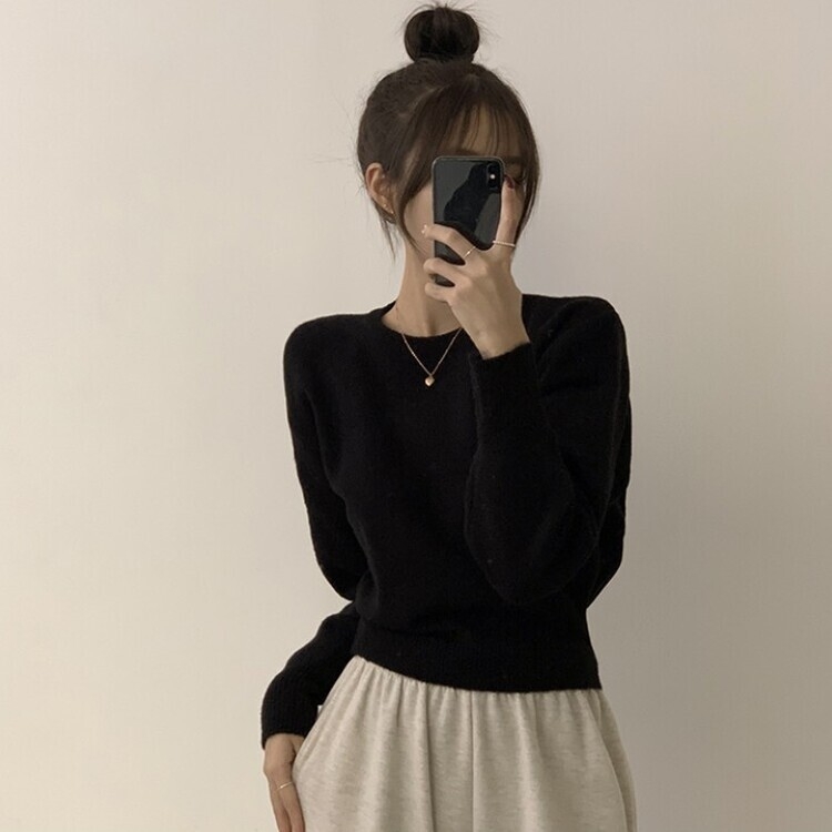 러블리한 무드의 정석 파스텔 라운드 긴팔 세미 크롭 베이직 데일리 무지 봄옷 아방핏 니트 블랙