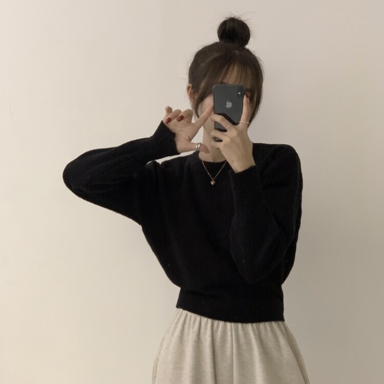 러블리한 무드의 정석 파스텔 라운드 긴팔 세미 크롭 베이직 데일리 무지 봄옷 아방핏 니트 블랙