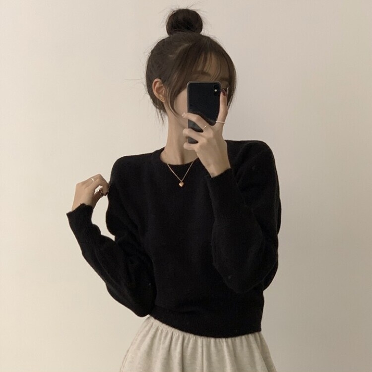 러블리한 무드의 정석 파스텔 라운드 긴팔 세미 크롭 베이직 데일리 무지 봄옷 아방핏 니트 블랙