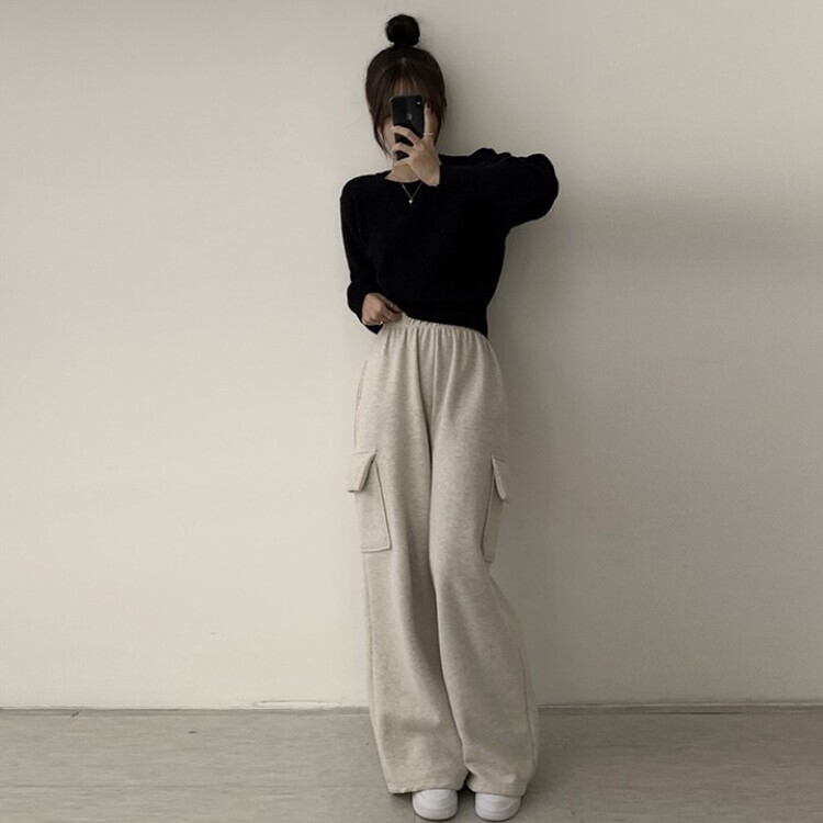 러블리한 무드의 정석 파스텔 라운드 긴팔 세미 크롭 베이직 데일리 무지 봄옷 아방핏 니트 블랙