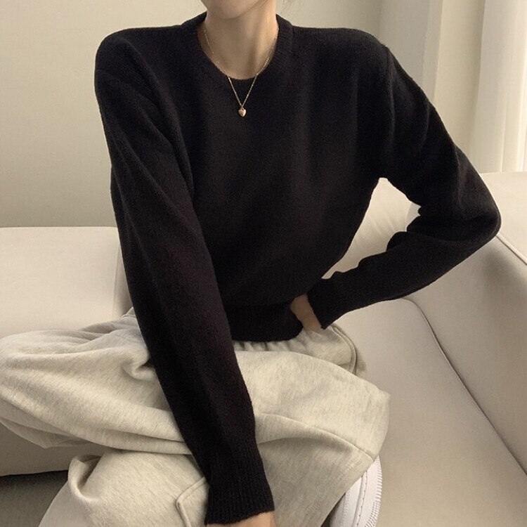 러블리한 무드의 정석 파스텔 라운드 긴팔 세미 크롭 베이직 데일리 무지 봄옷 아방핏 니트 블랙