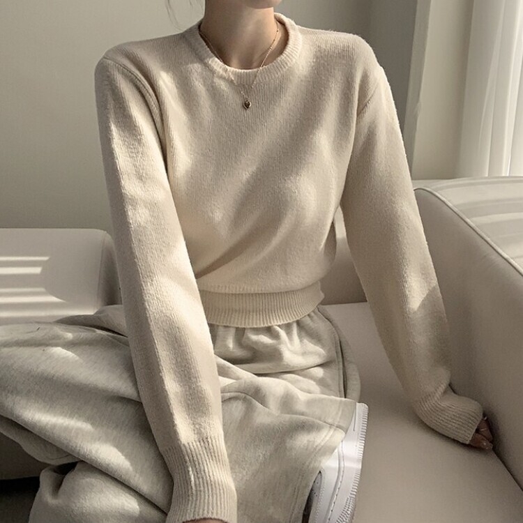 러블리한 무드의 정석 파스텔 라운드 긴팔 세미 크롭 베이직 데일리 무지 봄옷 아방핏 니트 크림