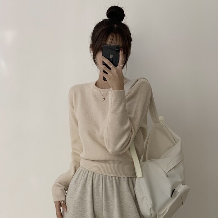 러블리한 무드의 정석 파스텔 라운드 긴팔 세미 크롭 베이직 데일리 무지 봄옷 아방핏 니트 크림
