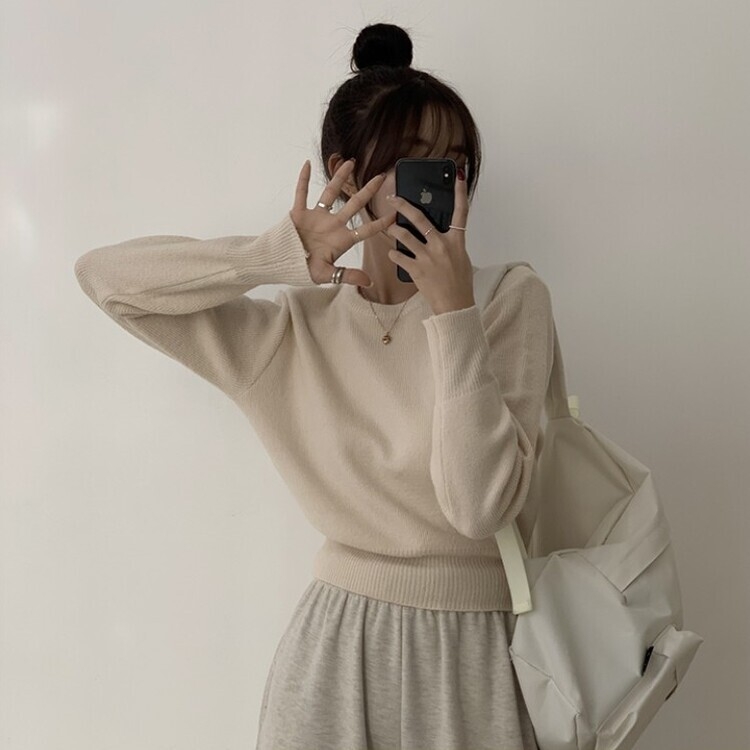 러블리한 무드의 정석 파스텔 라운드 긴팔 세미 크롭 베이직 데일리 무지 봄옷 아방핏 니트 크림