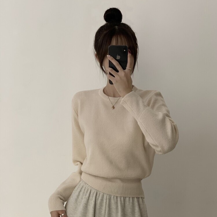 러블리한 무드의 정석 파스텔 라운드 긴팔 세미 크롭 베이직 데일리 무지 봄옷 아방핏 니트 크림