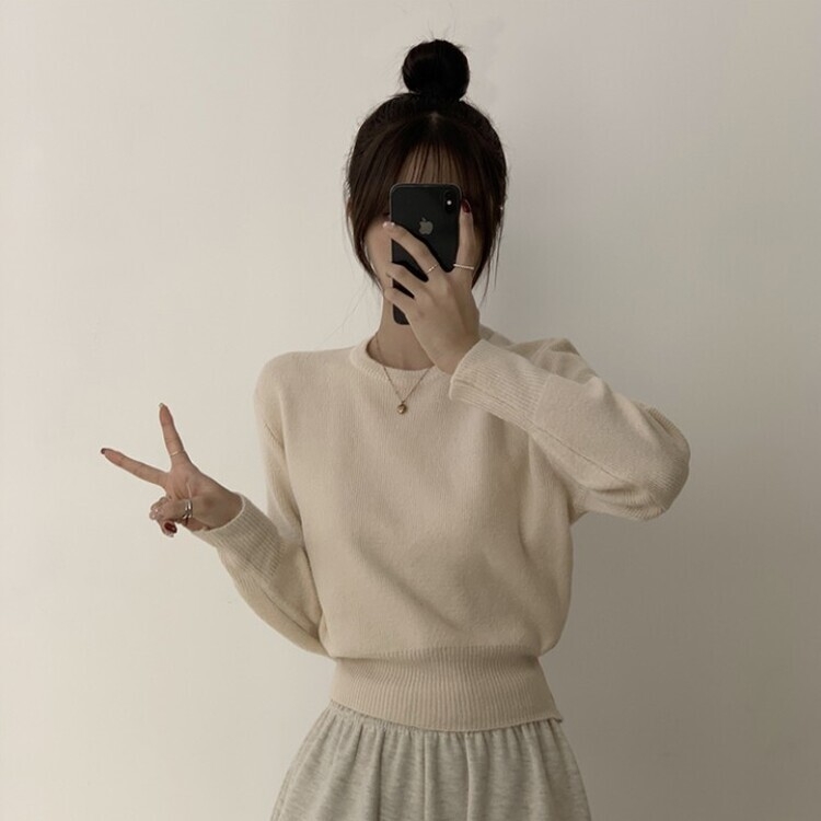 러블리한 무드의 정석 파스텔 라운드 긴팔 세미 크롭 베이직 데일리 무지 봄옷 아방핏 니트 크림