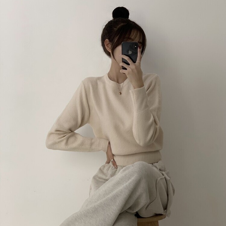 러블리한 무드의 정석 파스텔 라운드 긴팔 세미 크롭 베이직 데일리 무지 봄옷 아방핏 니트 크림