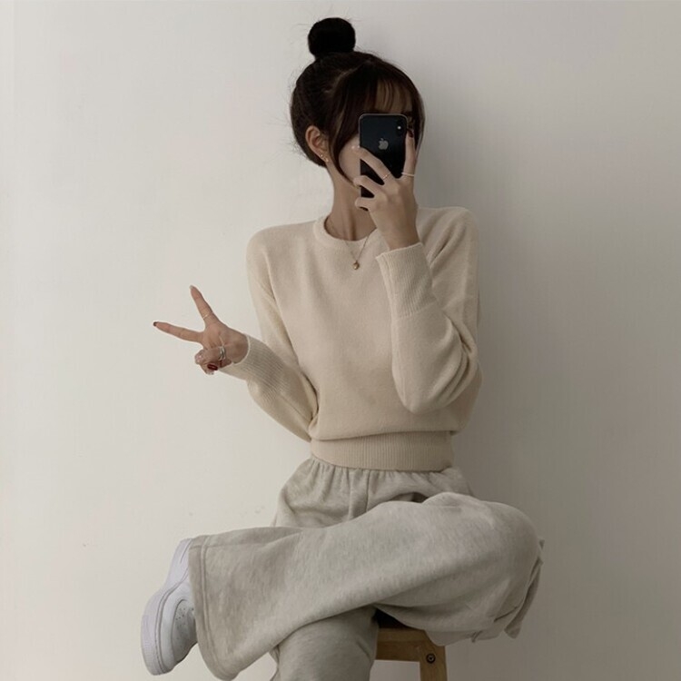 러블리한 무드의 정석 파스텔 라운드 긴팔 세미 크롭 베이직 데일리 무지 봄옷 아방핏 니트 크림