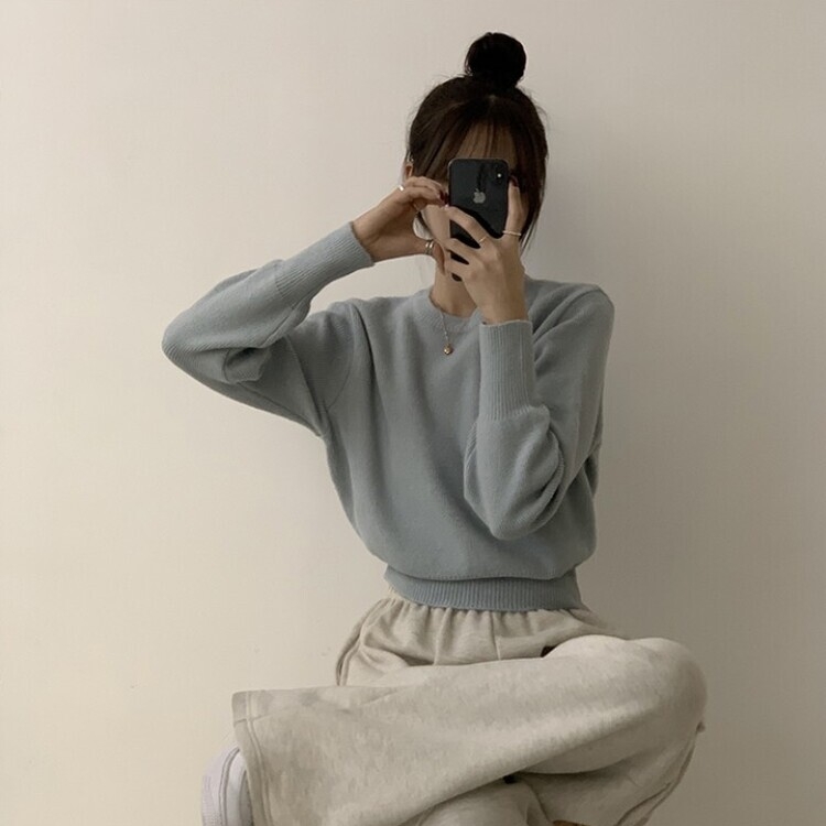 러블리한 무드의 정석 파스텔 라운드 긴팔 세미 크롭 베이직 데일리 무지 봄옷 아방핏 니트 소라