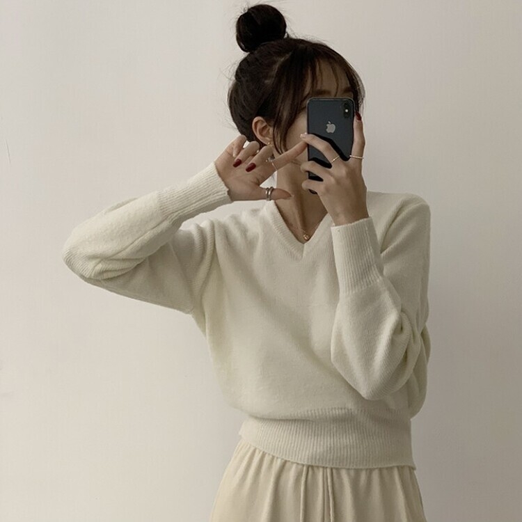 러블리한 무드의 정석 파스텔 라운드 긴팔 세미 크롭 베이직 데일리 무지 봄옷 아방핏 니트 아이보리