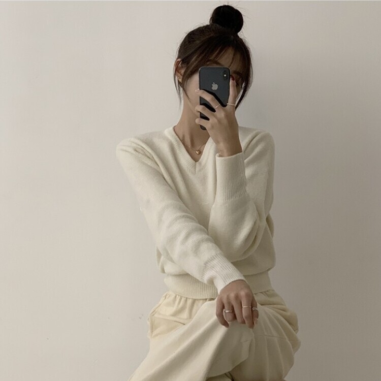 러블리한 무드의 정석 파스텔 라운드 긴팔 세미 크롭 베이직 데일리 무지 봄옷 아방핏 니트 아이보리