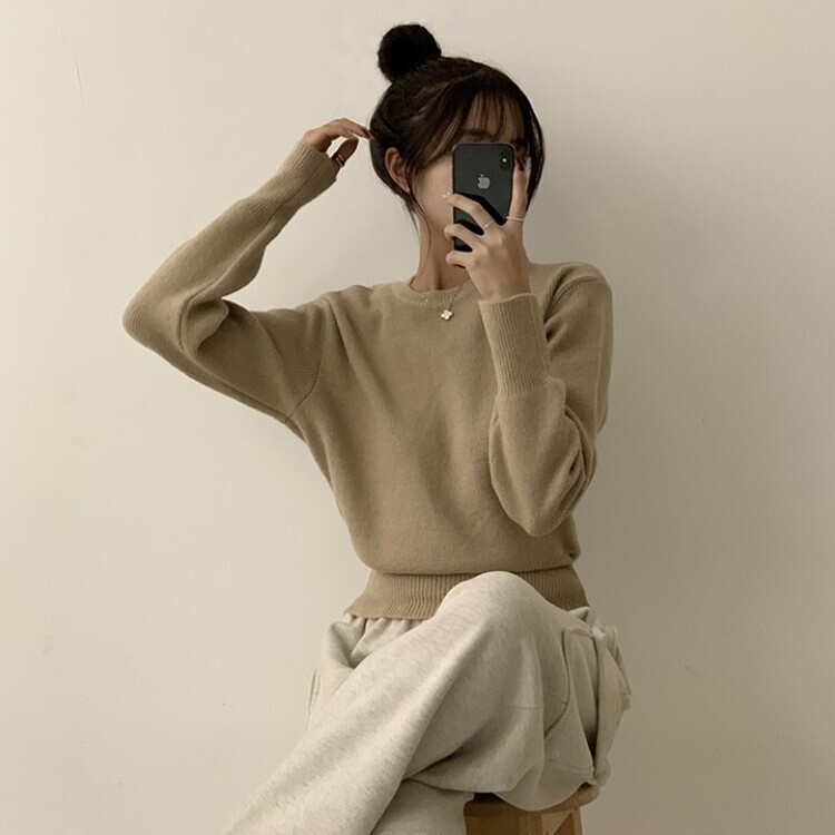 러블리한 무드의 정석 파스텔 라운드 긴팔 세미 크롭 베이직 데일리 무지 봄옷 아방핏 니트 베이지