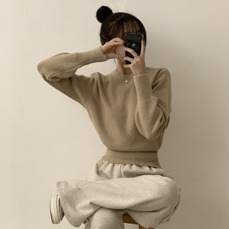 러블리한 무드의 정석 파스텔 라운드 긴팔 세미 크롭 베이직 데일리 무지 봄옷 아방핏 니트 베이지