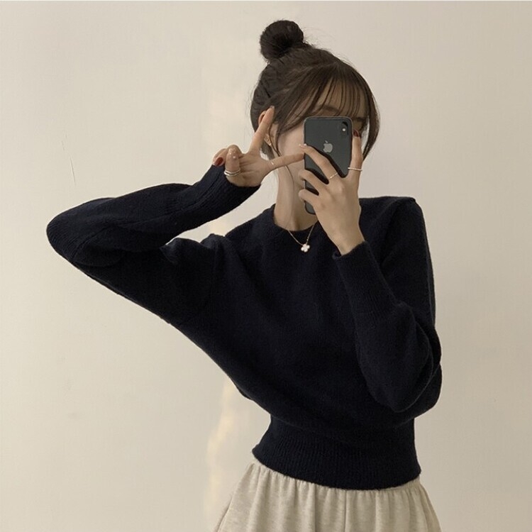 러블리한 무드의 정석 파스텔 라운드 긴팔 세미 크롭 베이직 데일리 무지 봄옷 아방핏 니트 네이비