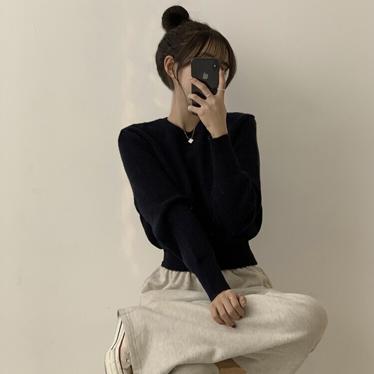 러블리한 무드의 정석 파스텔 라운드 긴팔 세미 크롭 베이직 데일리 무지 봄옷 아방핏 니트 네이비