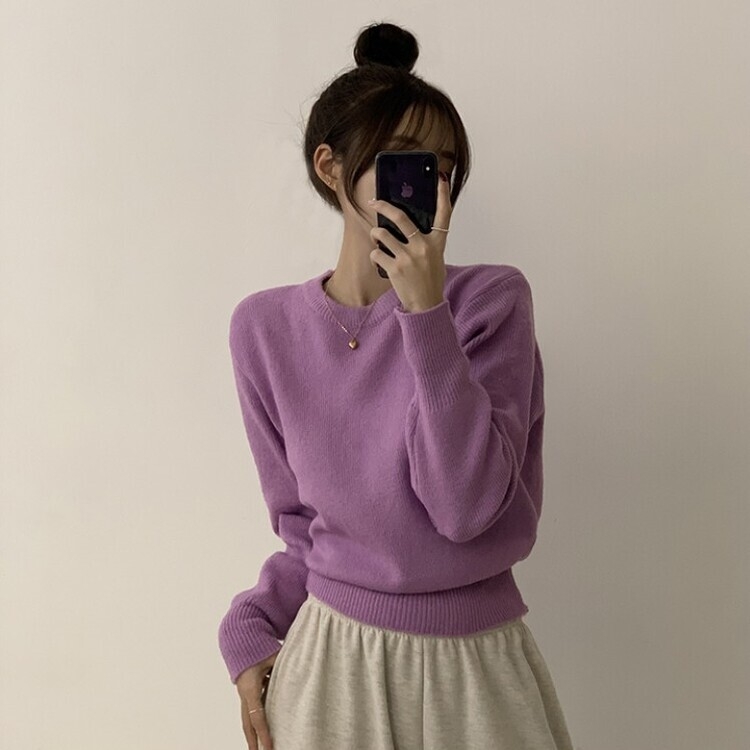 러블리한 무드의 정석 파스텔 라운드 긴팔 세미 크롭 베이직 데일리 무지 봄옷 아방핏 니트 라일락
