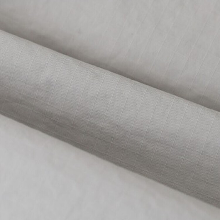 オーバーフィットフードウィンドブレーカー