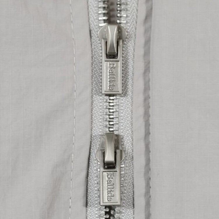 オーバーフィットフードウィンドブレーカー