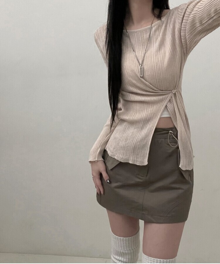 사이드버튼슬릿골지니트긴팔티 베이지