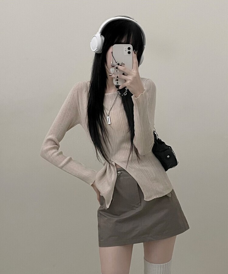 사이드버튼슬릿골지니트긴팔티 베이지