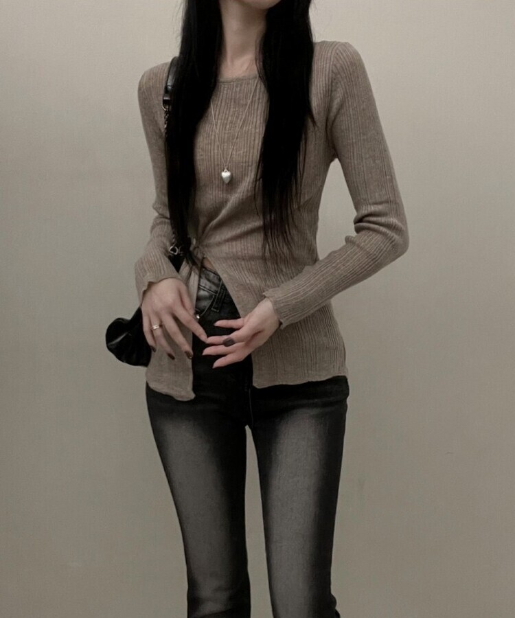 사이드버튼슬릿골지니트긴팔티 라이트브라운