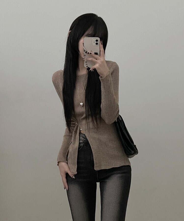 사이드버튼슬릿골지니트긴팔티 라이트브라운