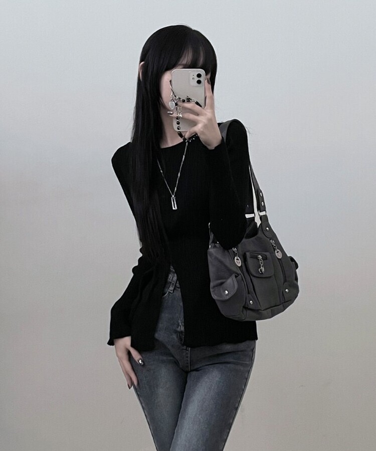 사이드버튼슬릿골지니트긴팔티 블랙