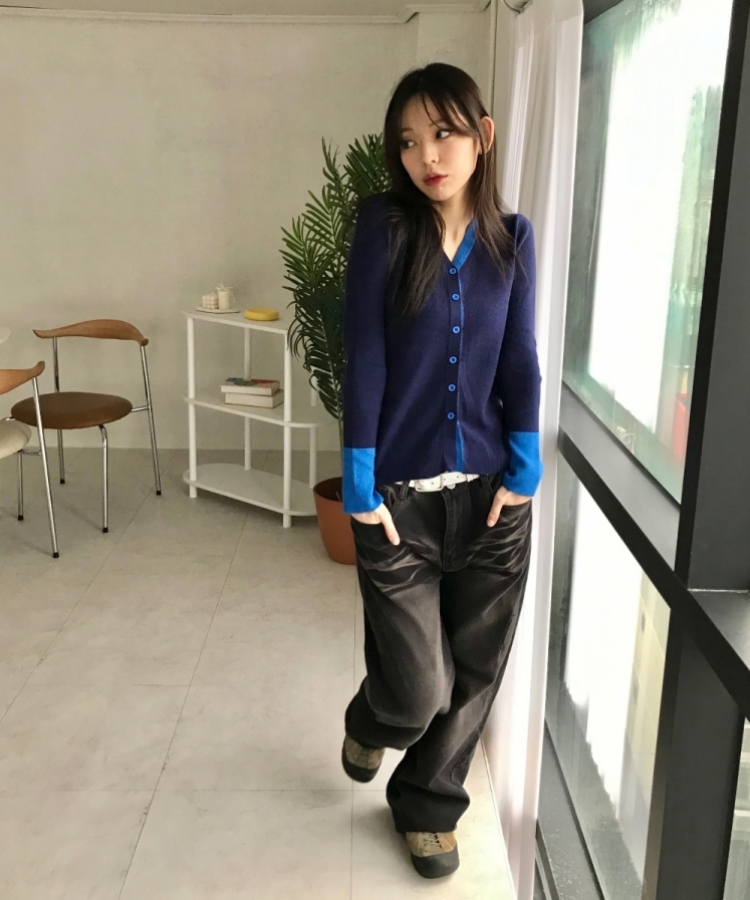 配色Vネックスリムフィットカーディガン BLUE