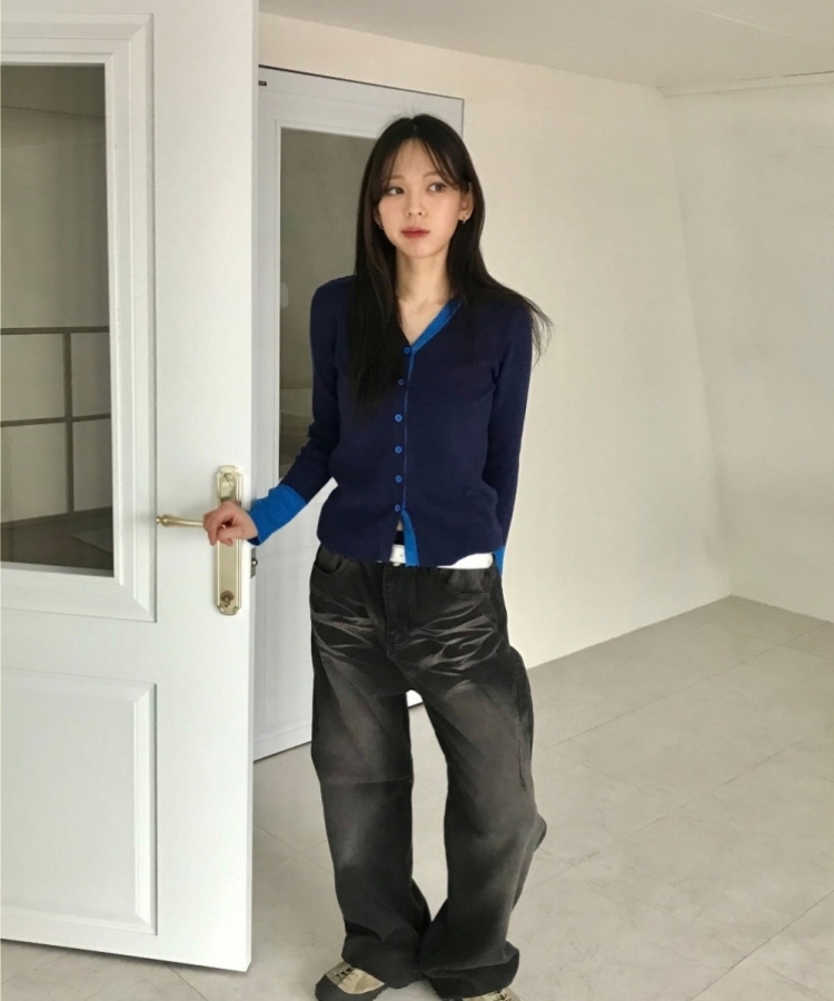 配色Vネックスリムフィットカーディガン BLUE