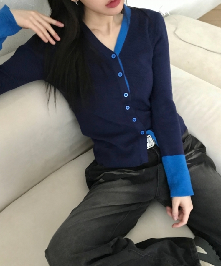 配色Vネックスリムフィットカーディガン BLUE