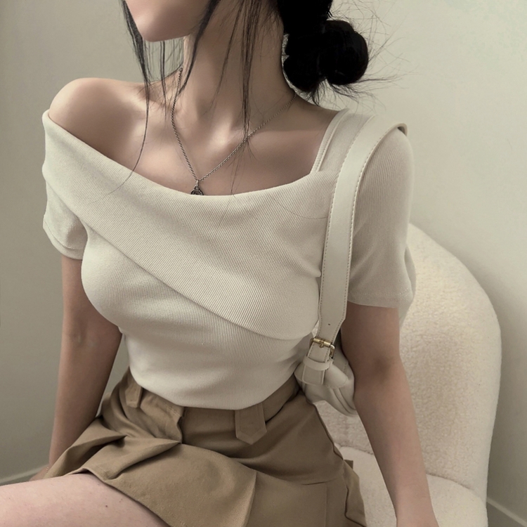 ワンオフショルダースリムフィット半袖Tシャツ BEIGE