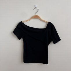 ワンオフショルダースリムフィット半袖Tシャツ