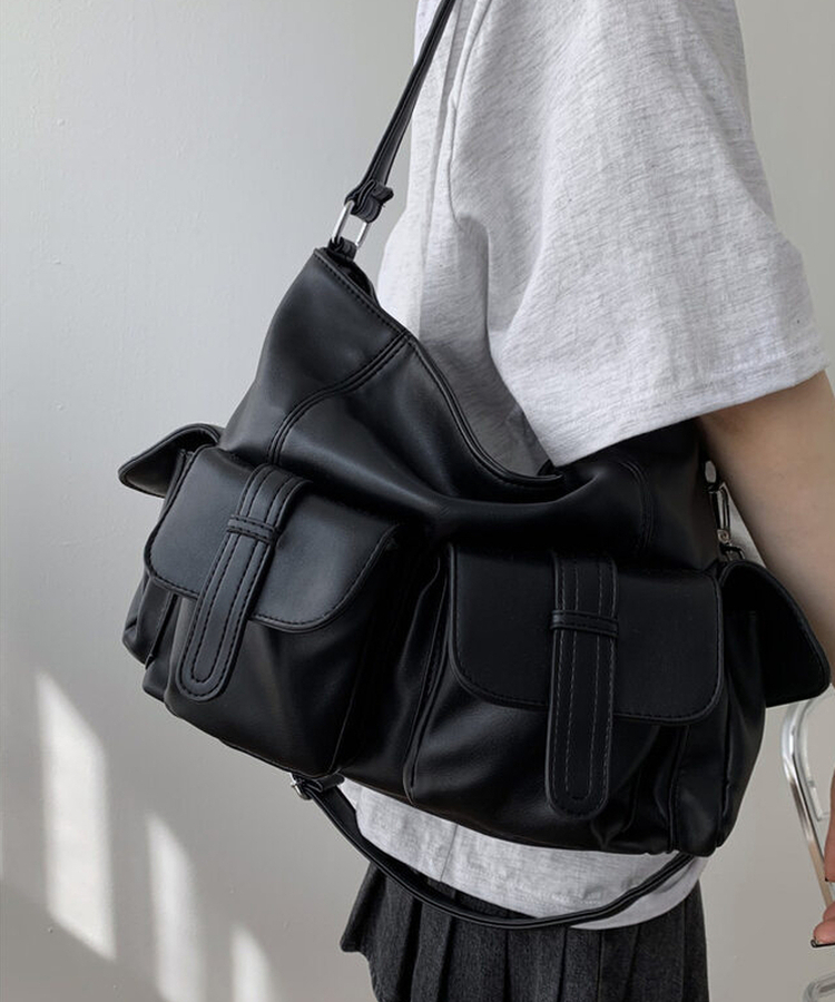 ポケットレザーショルダークロスバッグ BLACK