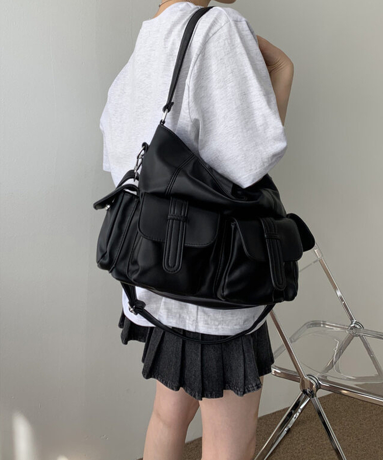 ポケットレザーショルダークロスバッグ BLACK