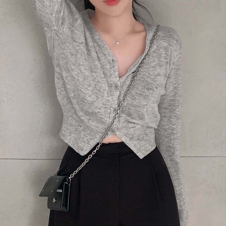 기본핏에 여리함을 더한 린넨 브이넥 크롭 가디건 연그레이