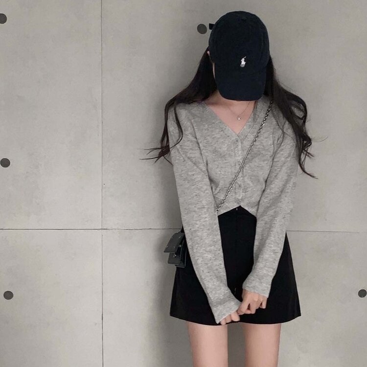 기본핏에 여리함을 더한 린넨 브이넥 크롭 가디건 연그레이