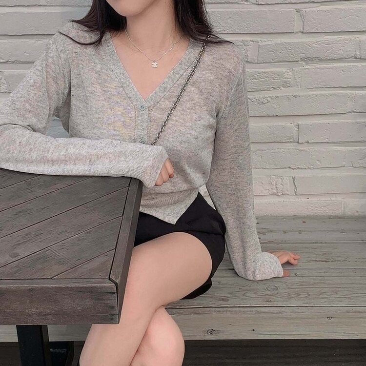 기본핏에 여리함을 더한 린넨 브이넥 크롭 가디건 연그레이